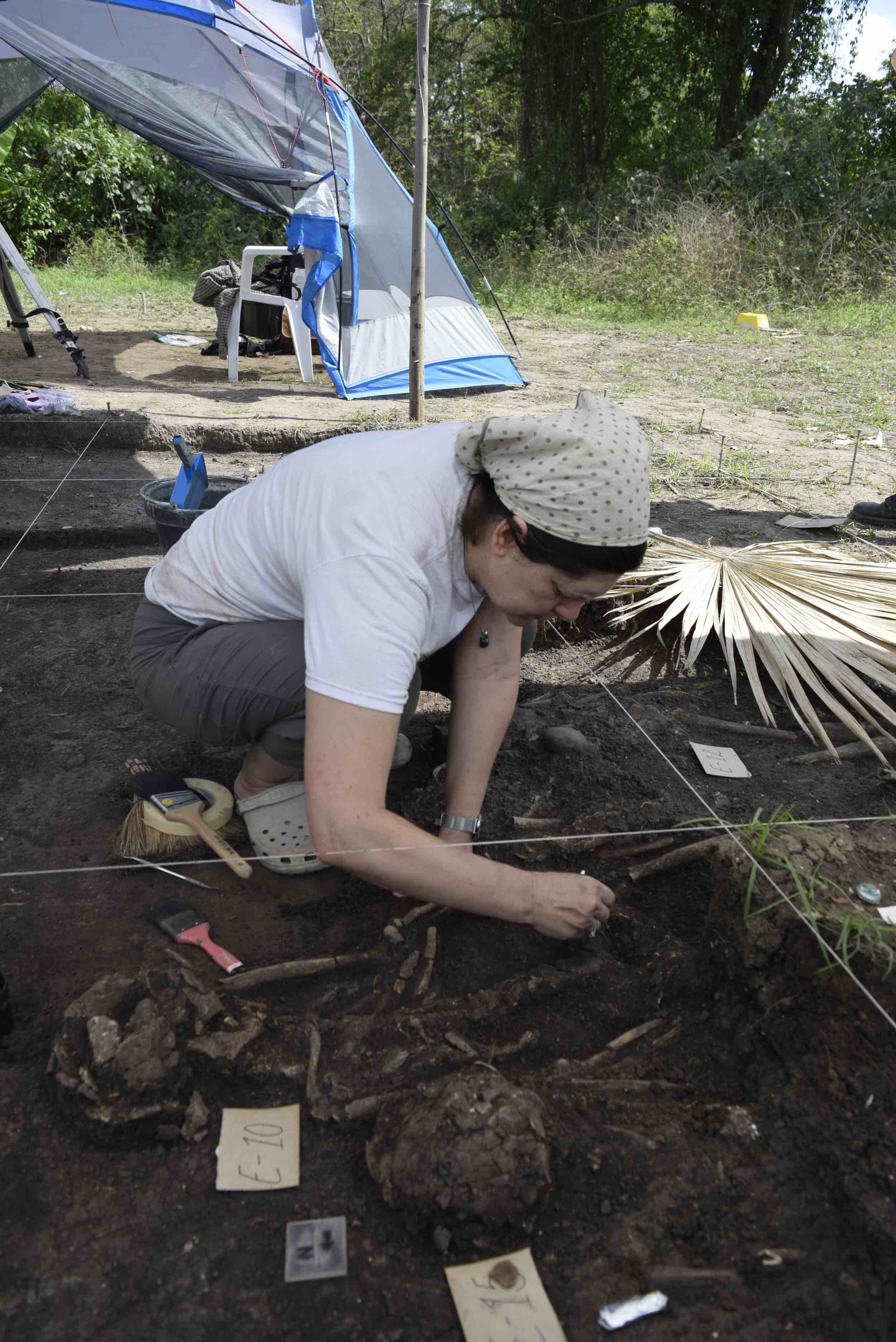 Mirjana Roksandic excavating Playa del Mango. Credit: Luis Viera Sanfiel