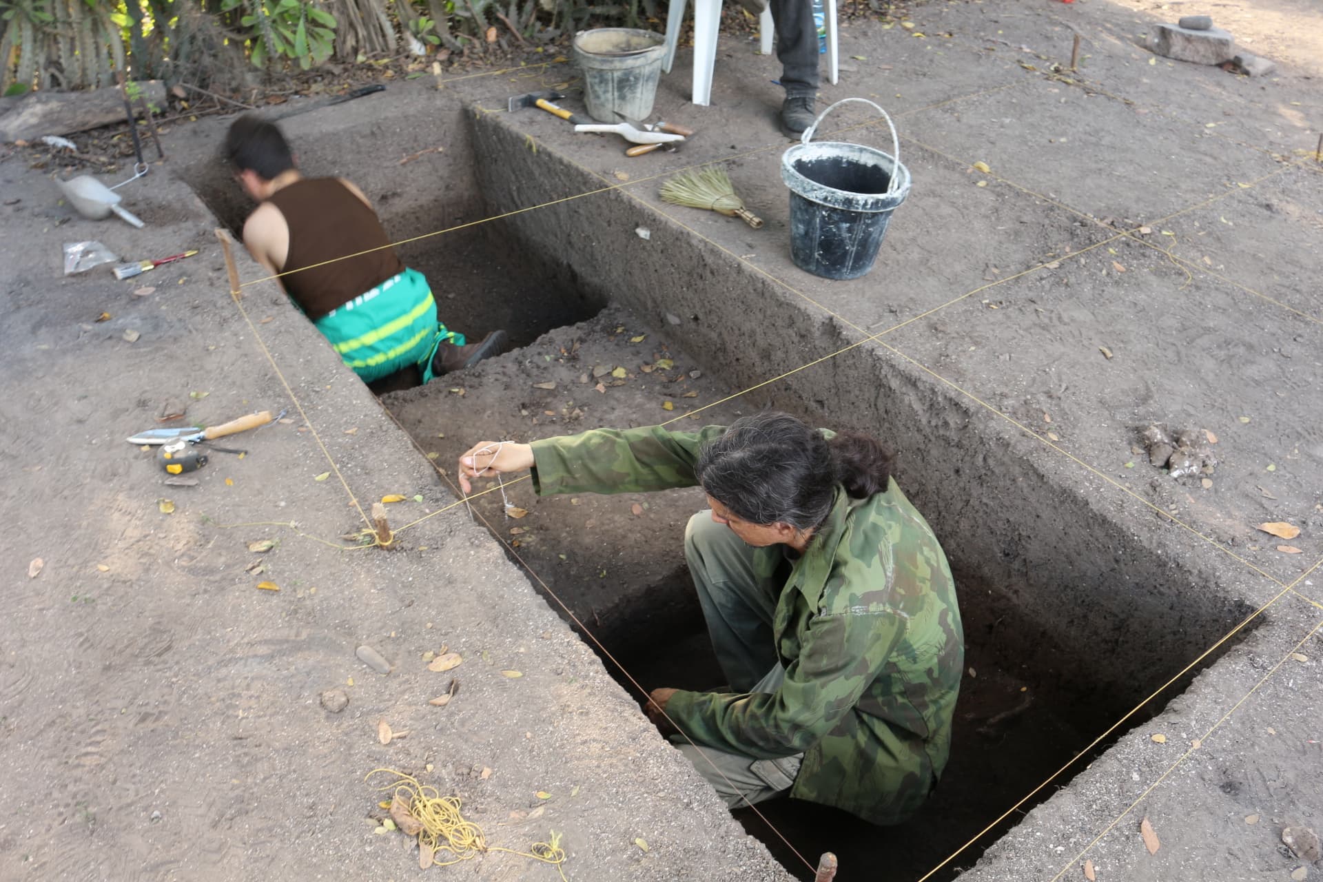 Ulises Gonzalez Herrera excavant Playa del Mango 2018. Crèdit: Luis Viera Sanfiel