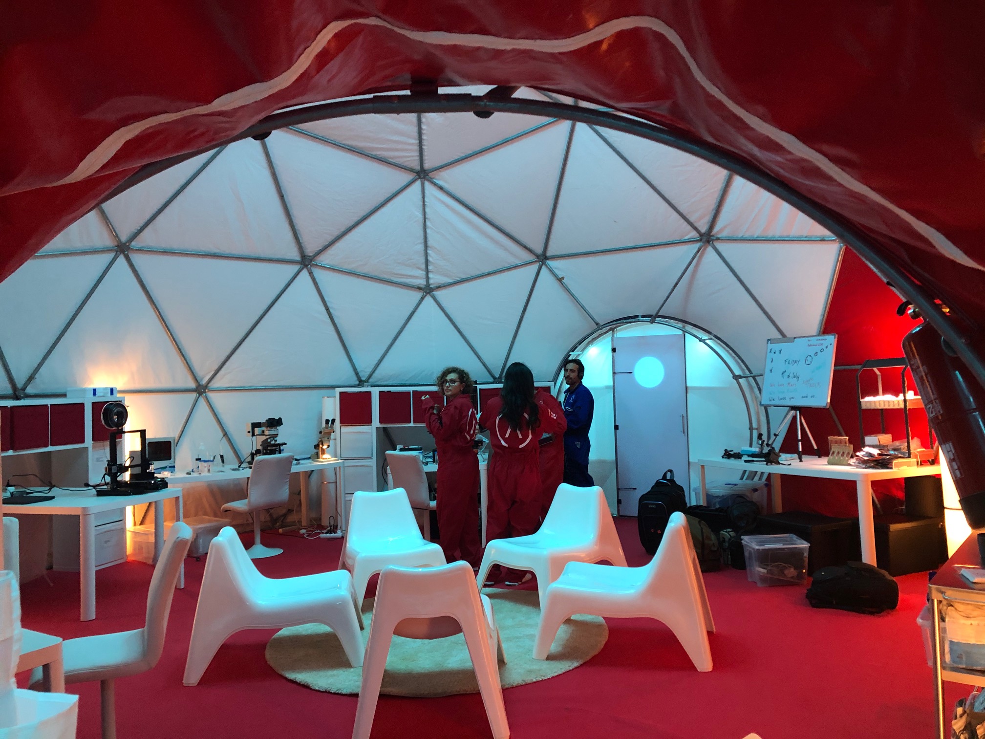 Cúpula instal·lada a l'interior de la cova. Crèdit: Iñaki Ruiz-Trillo.