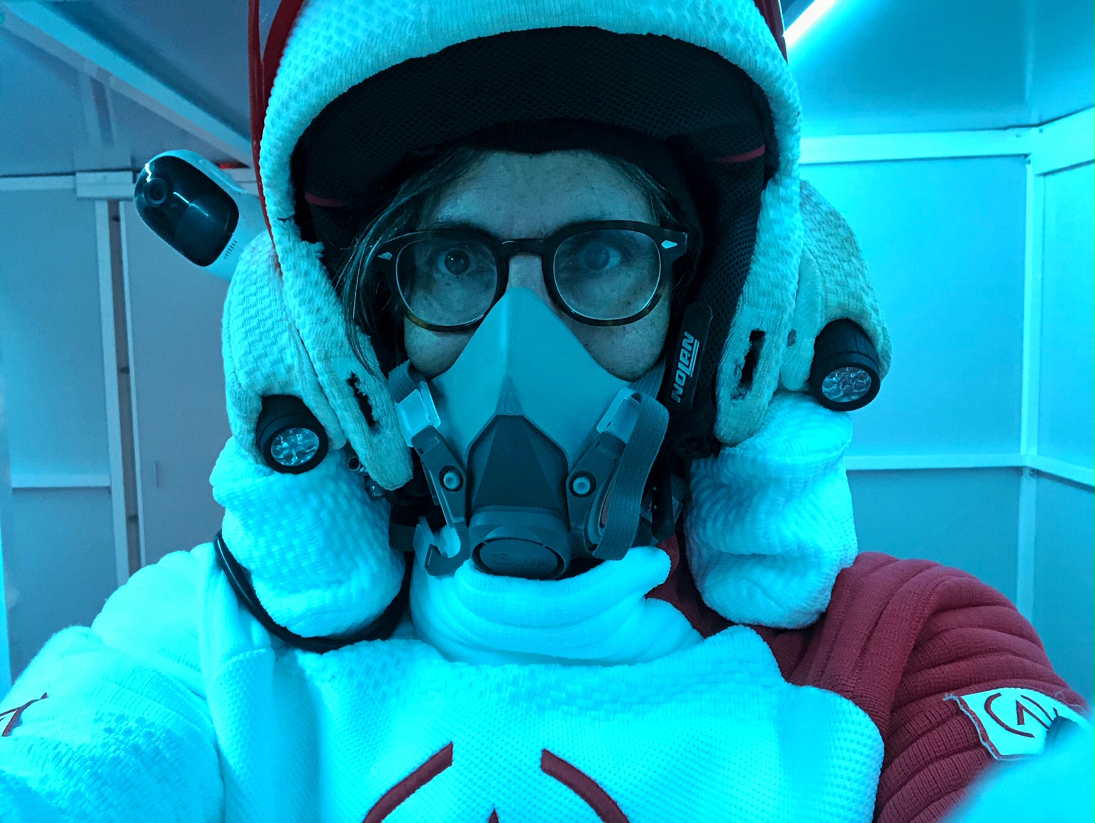 Imatge d'Iñaki Ruiz-Trillo dins de la cova.