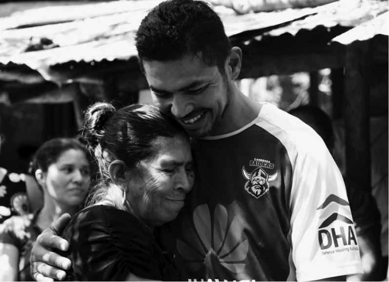 Reencuentro de un joven con su madre 35 años después de haber sido separados. Crédito: Pro-Búsqueda.