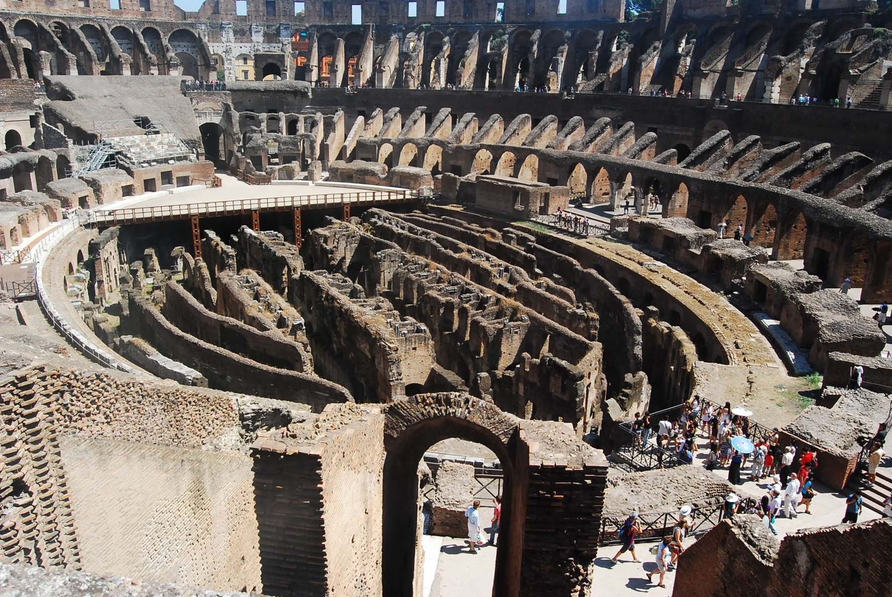 Imagen del Coliseo Romano, que podía acoger hasta 80.000 espectadores. Vía pxhere, con licencia CC0.