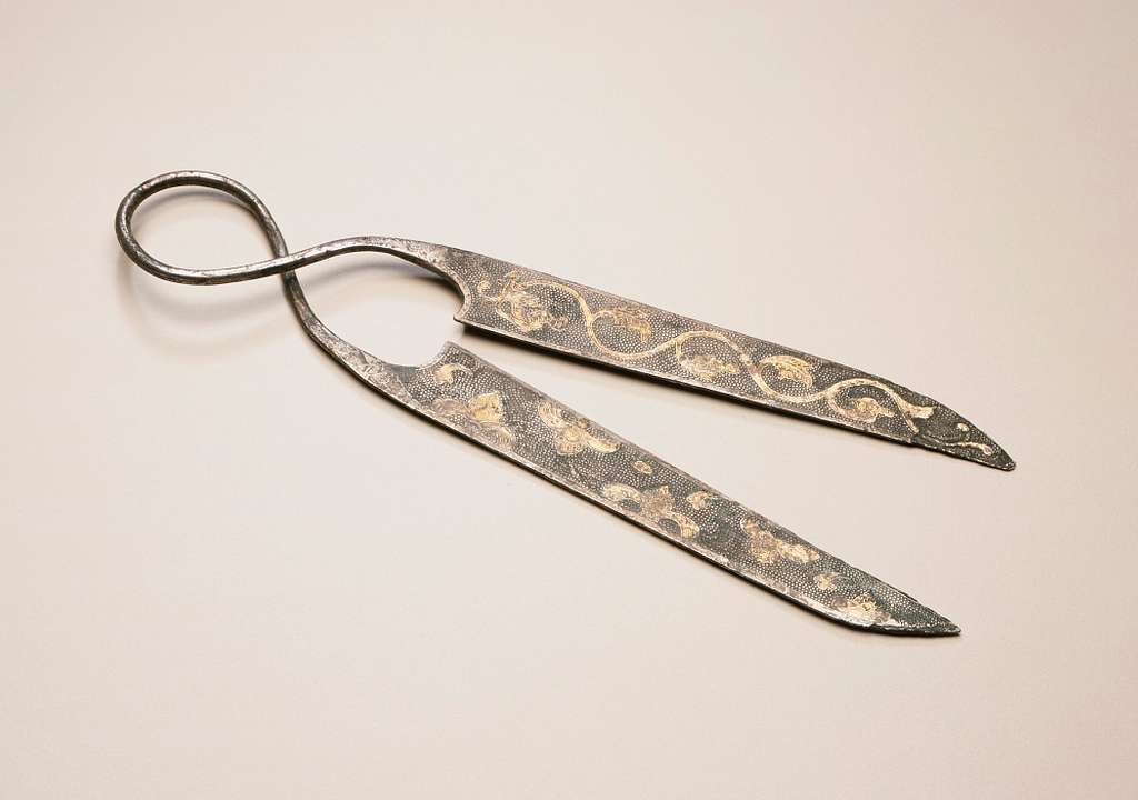 Scissors with Clouds and Floral Scrolls. Credit to LACMA. Imatge inicial - Scissors with Clouds and Floral Scrolls. Credit to LACMA.