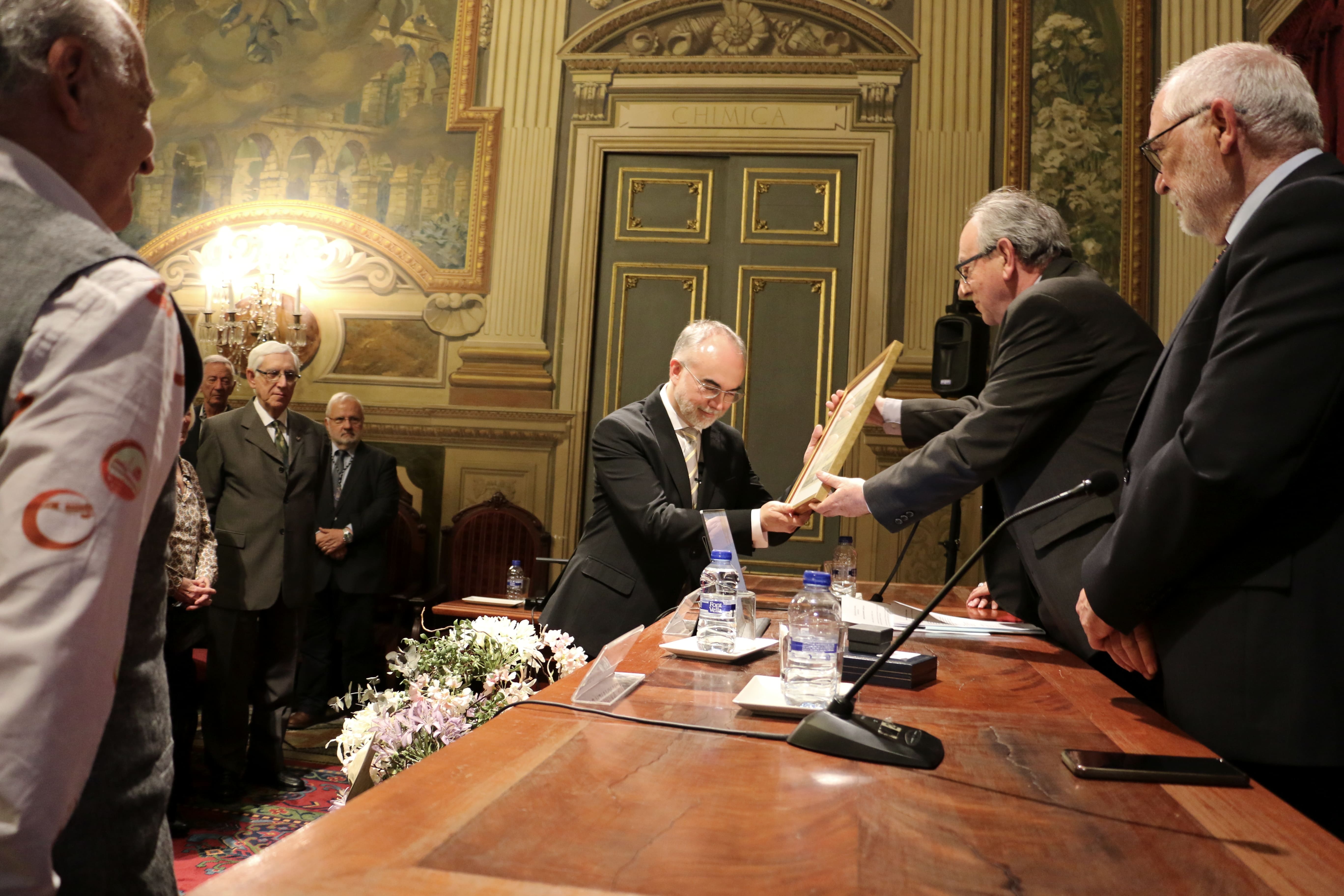 Imatge inicial - Arcadi Navarro com acadèmic numerari de la Reial Acadèmia de Ciències i Arts de Barcelona (RACAB). Crèdit a RACAB.