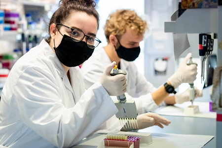 La Carlota Bloch i l’Enric Badia, participants del Joves i Ciència 2021 a l’IBE. Crèdit: Pilar Rodríguez.