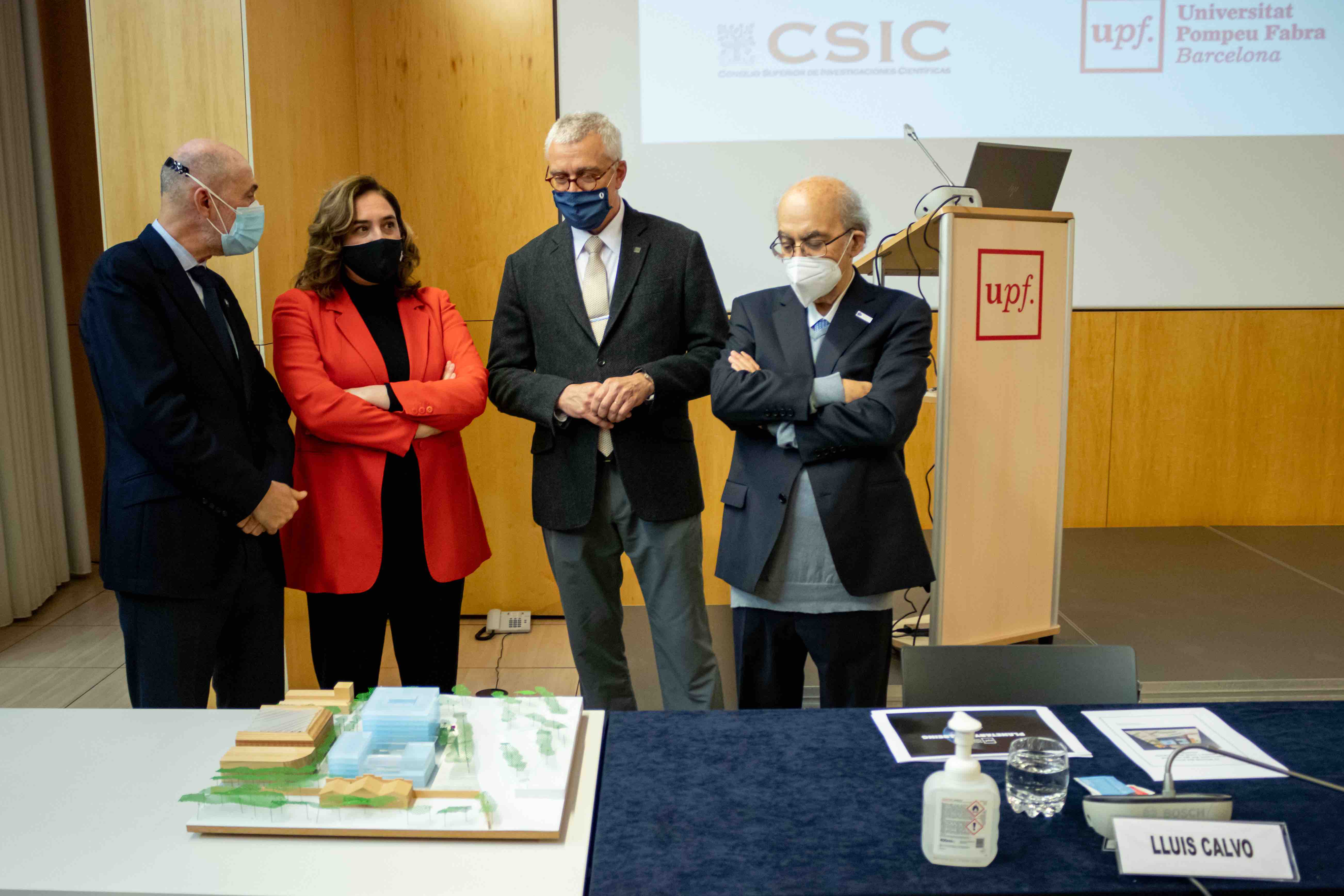 DD'esquerra a dreta: Luis Calvo, delegat del CSIC a Catalunya; Ada Colau, alcaldessa de Barcelona; Jaume Casals, rector de la UPF, i Andreu Mas-Colell, president del BIST