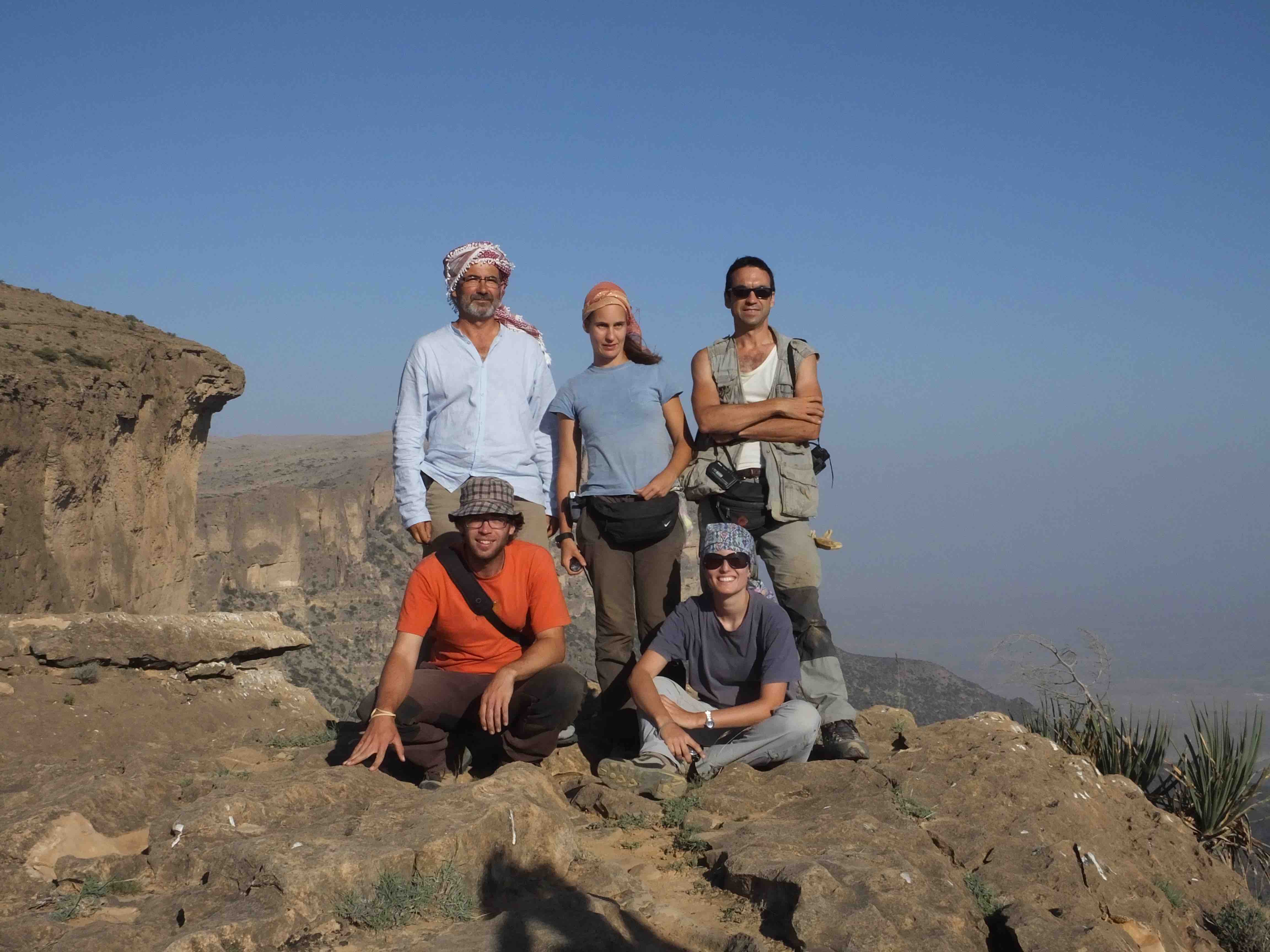 Les campanyes de camp a Oman són molt exigents físicament i requereixen generalment viatjar en equip. Imatge durant una expedició de l’equip del Salvador Carranza al Jebel Samhan. De dalt a baix i d’esquerra a dreta: Roberto Sindaco, Raquel Vasconcelos, Salvador Carranza, Jiri Smid i Margarita Metallinou. Crèdit: Salvador Carranza