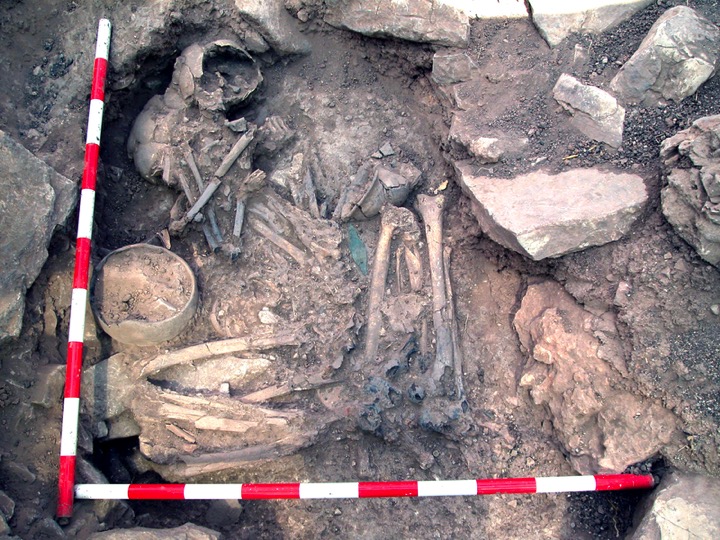 Un hombre y una mujer enterrados juntos en el yacimiento de la edad de bronce de Castillejo de Bonete (Ciudad Real) tienen distintos ancestros genéticos. Crédito: Luis Benítez de Lugo Enrich / José Luis Fuentes Sánchez (Oppida)