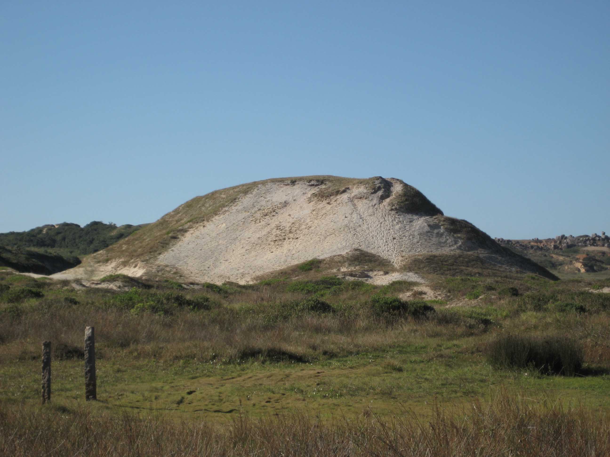 Al llarg d'un tram de més de 3.000 quilòmetres a la costa atlàntica del Brasil, es troben numerosos sambaquis: muntanyes de petxines i altres materials calcaris. Foto: Ximena Suárez Villagrán Imatge inicial - Al llarg d'un tram de més de 3.000 quilòmetres a la costa atlàntica del Brasil, es troben numerosos sambaquis: muntanyes de petxines i altres materials calcaris. Foto: Ximena Suárez Villagrán
